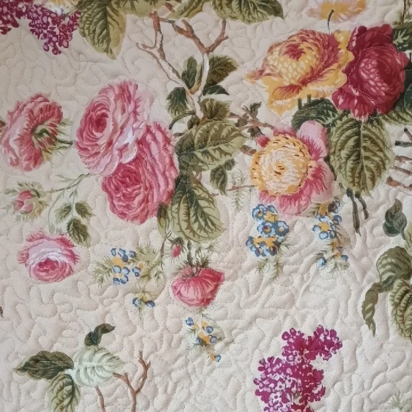 Floral Scalloped Pillow Shams - Picture 4 of 6